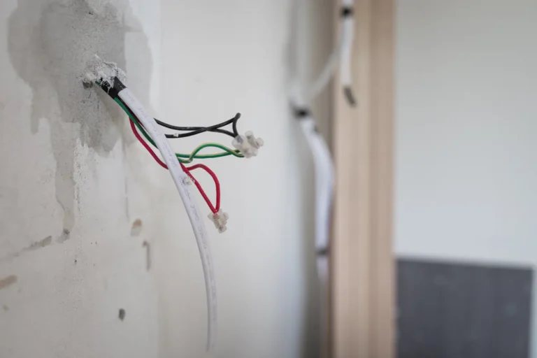 Ile kosztuje wymiana elektryki w mieszkaniu? Cennik 2025